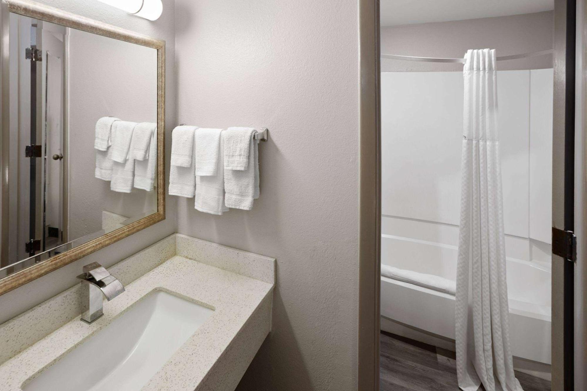 Days Inn & Suites By Wyndham Northwest Indianapolis Zewnętrze zdjęcie